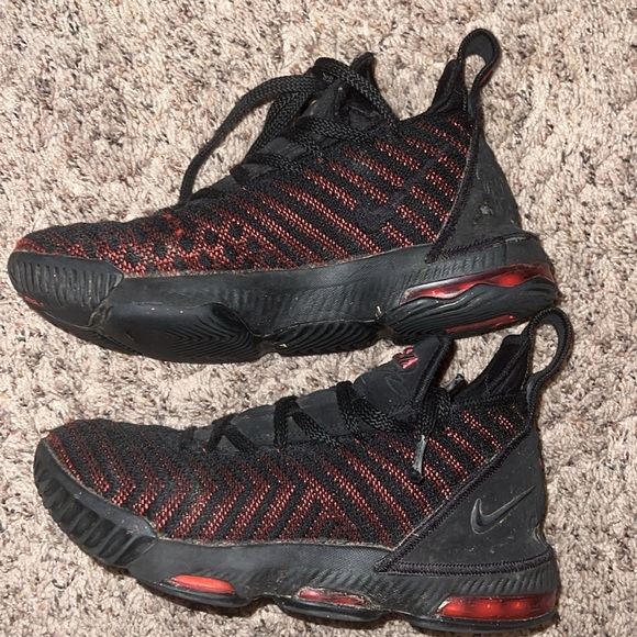 Boys Nike LeBron 15's - Picture 2 of 4
